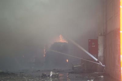 Benningen: Lagerhalle mit Muell in Vollbrand - Rauchsaeule weithin sichtbar